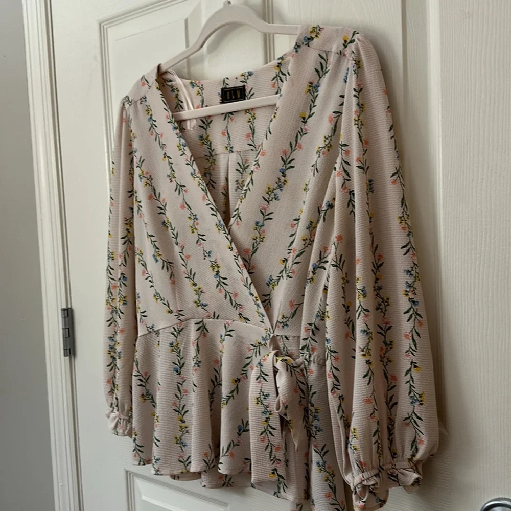 SOLD 💚 OLM Light Pink Floral Wrap Flattering Peplum Top L - Picture 2 of 11